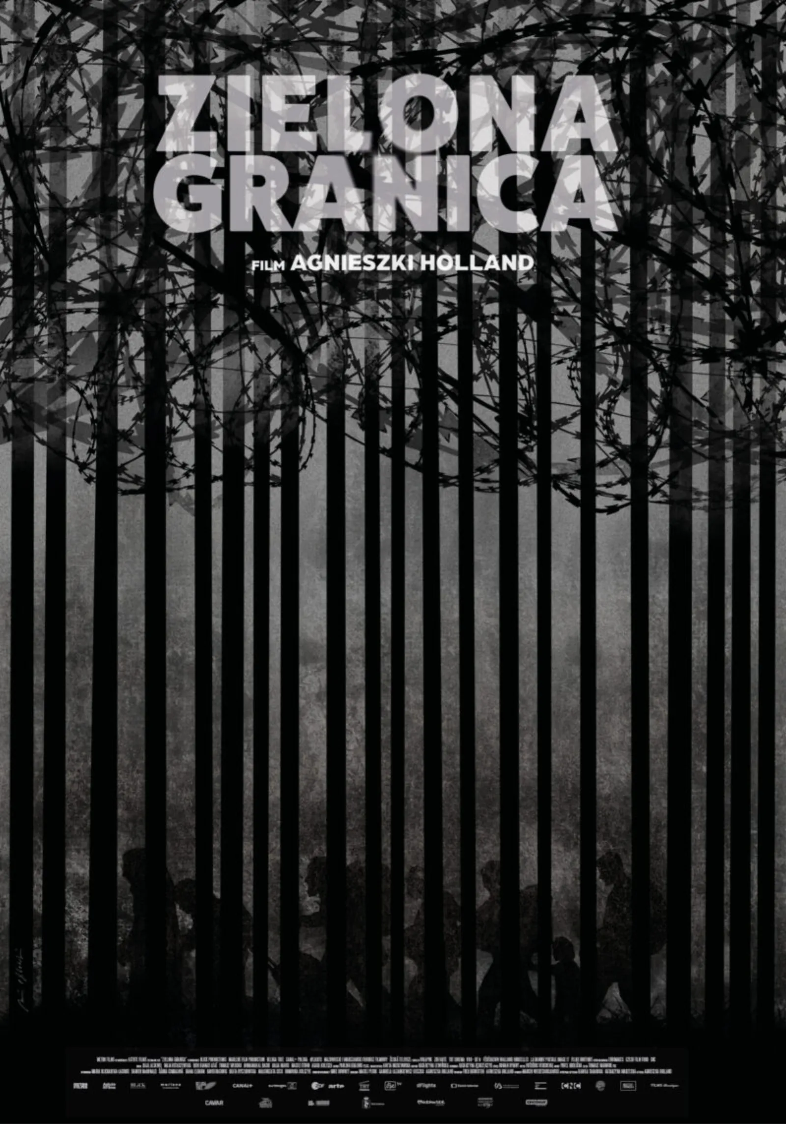 Andrzej Pągowski z plakatem do filmu “Zielona Granica”
